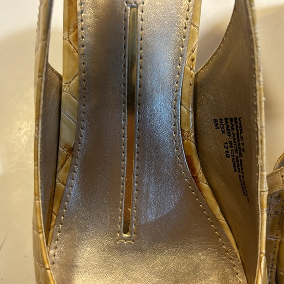 New Directions 3 1/4” heels bone color faux alligator size 8 M - Picture 7 of 8